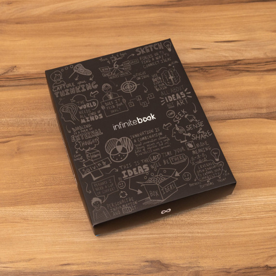 STARTER KIT INFINITEBOOK. Sada obsahující „Infinitebook“ s pevnou vazbou, 1 čisticí sadu, 1 záložku a 1 držák na kuličkové pero