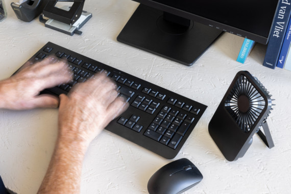 Stolní dobíjecí větráček Aervina z recyklovaného plastu RCS