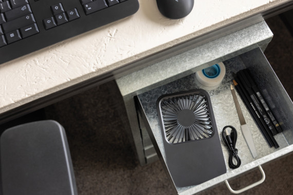 Stolní dobíjecí větráček Aervina z recyklovaného plastu RCS