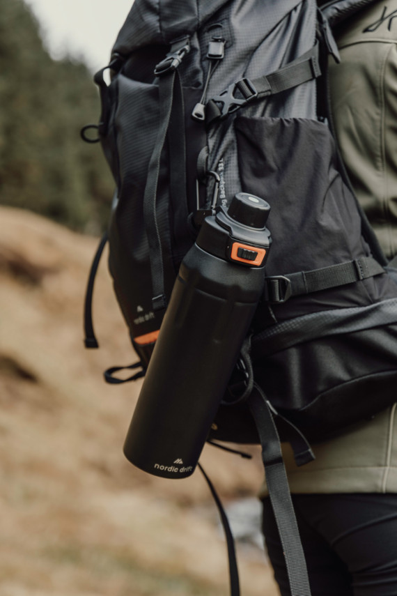 Uzamykatelná sportovní láhev Nordic Drift Trail z RCS