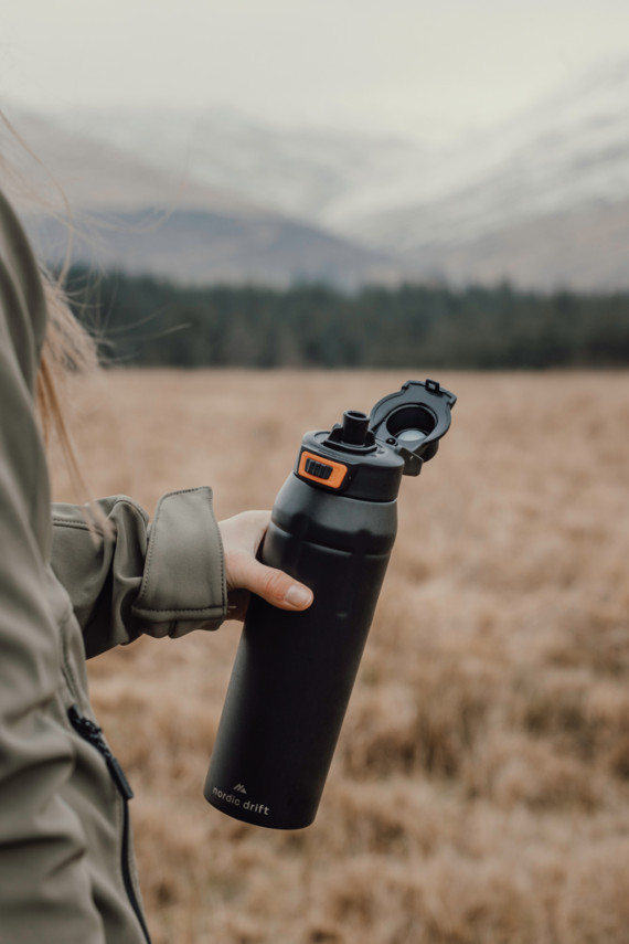 Uzamykatelná sportovní láhev Nordic Drift Trail z RCS