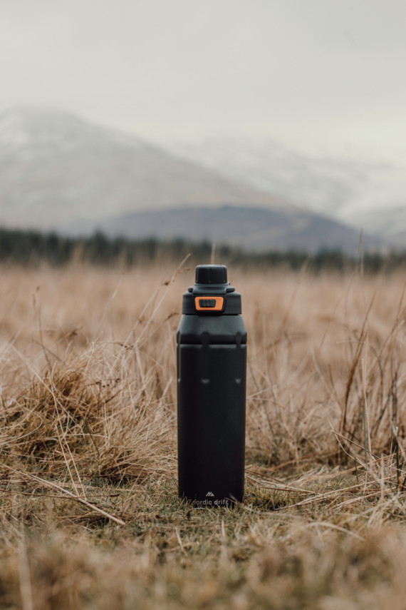 Uzamykatelná sportovní láhev Nordic Drift Trail z RCS
