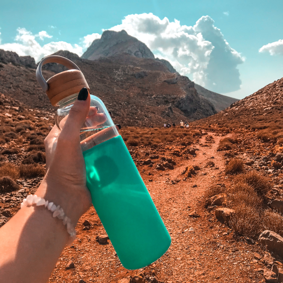 REFRESH skleněná lahev 560 ml, šedá