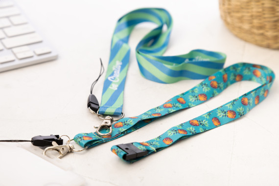 lanyard na zakázku se sublimačním potiskem a s bezpečnostní přezkou