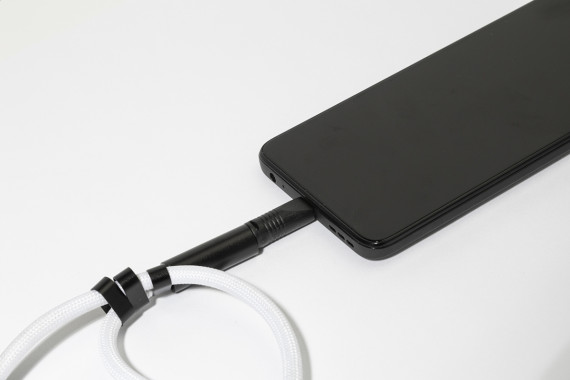 CuffCharge 60W RPET kabel s náramkem na mobil