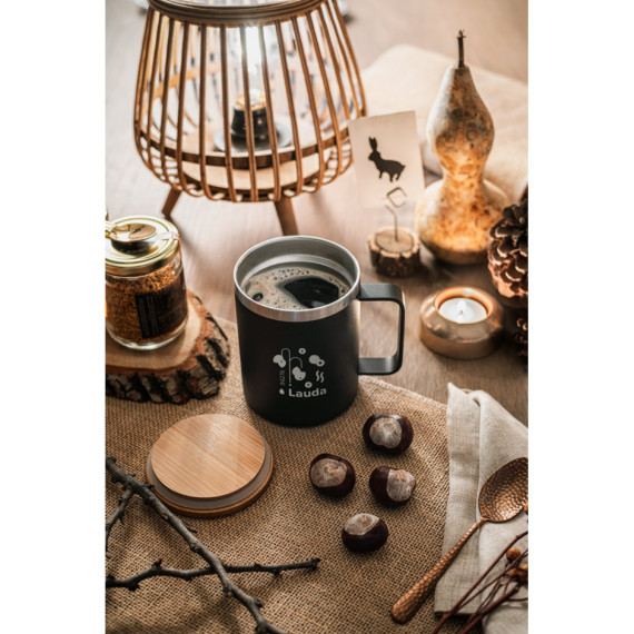 LAUDA. Hrnek z 90% recyklované nerezové oceli s bambusovým víčkem 420 mL