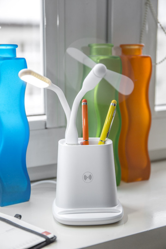 Stoján na psací potřeby s indukční nabíječkou BERGO