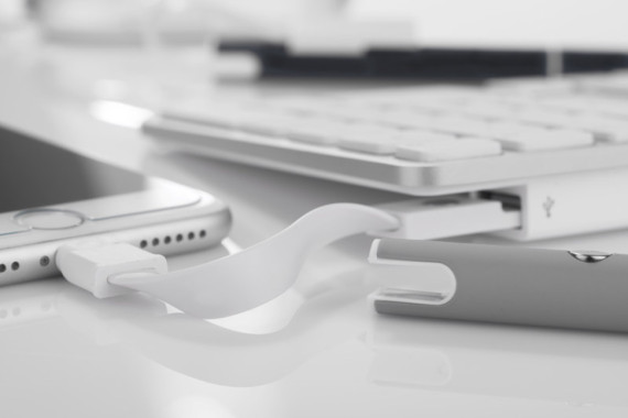 Propiska CHARGE s USB kabelem