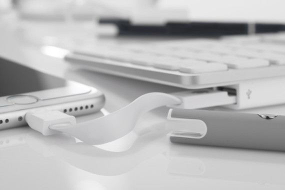 Propiska CHARGE s USB kabelem