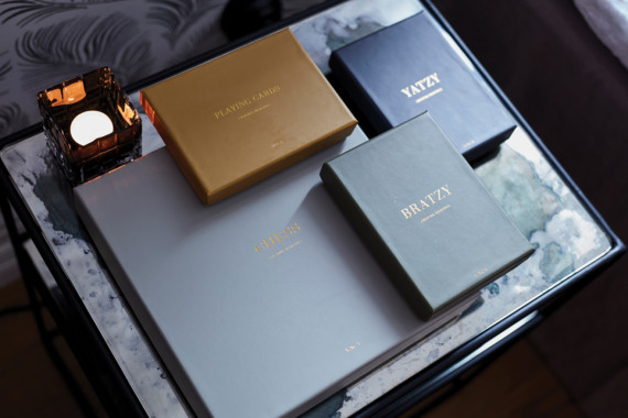 Hra na konferenční stolek VINGA Bratzy