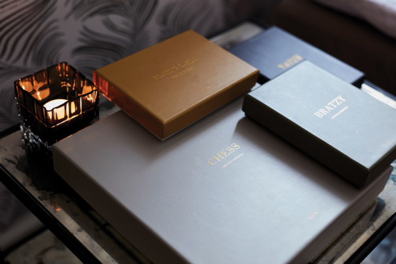 Hra na konferenční stolek VINGA Bratzy