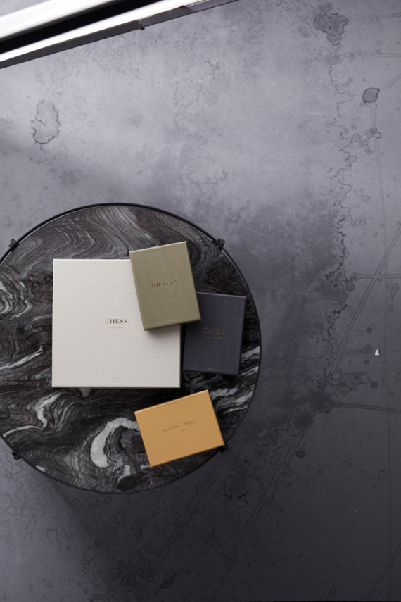 Hra na konferenční stolek VINGA Bratzy