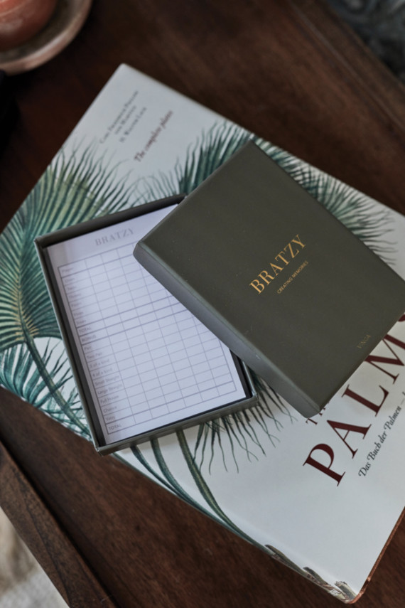 Hra na konferenční stolek VINGA Bratzy