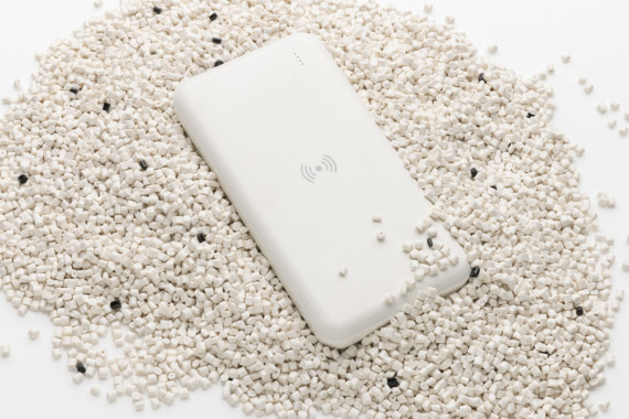 Bezdrátová powerbanka z RCS recyklovaného plastu