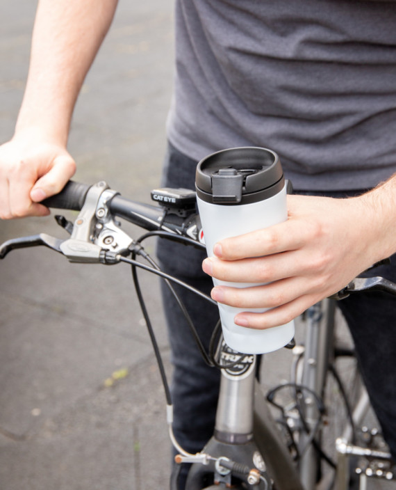 Termohrnek s částečným geometrickým vzorem