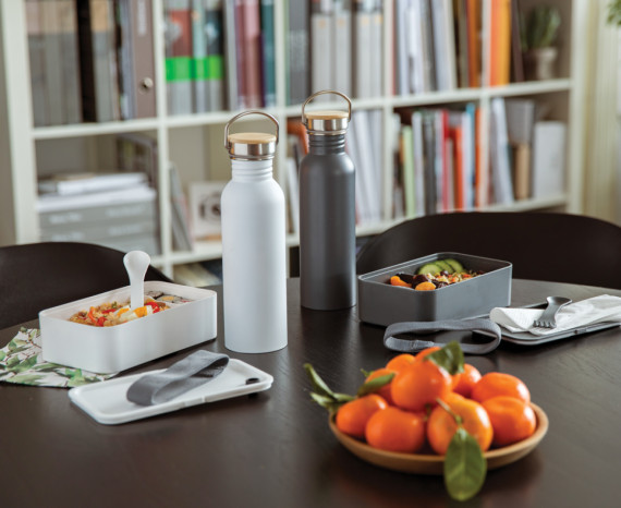 Moderní nerezová lahev s bambusovým uzávěrem
