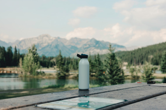 Flip-top lahev na vodu Avira Ara 500ml z RCS recykl. oceli