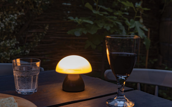 USB stolní lampa Luming z RCS recykl. plastu