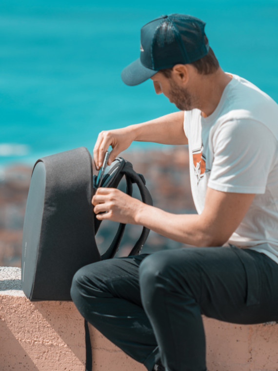 Nedobytný batoh Bobby Hero Small