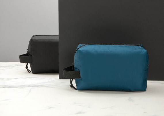 Základní toaletní taška Impact z RPET AWARE™