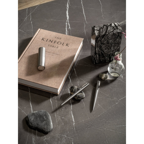 ELLA. Sada válečku a kuličkového pera s tělem z nerezové oceli (53 % rSS) s klipem