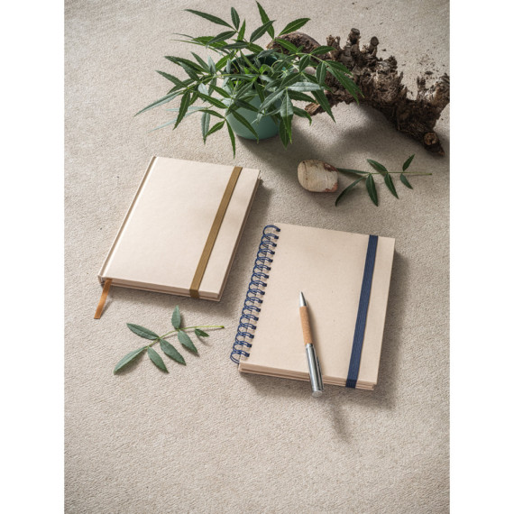 DICKINSON. Zápisník formátu A5 v pevné vazbě vyrobený z papíru cukrové třtiny (80% cukrové třtiny) s linkovanými stránkami