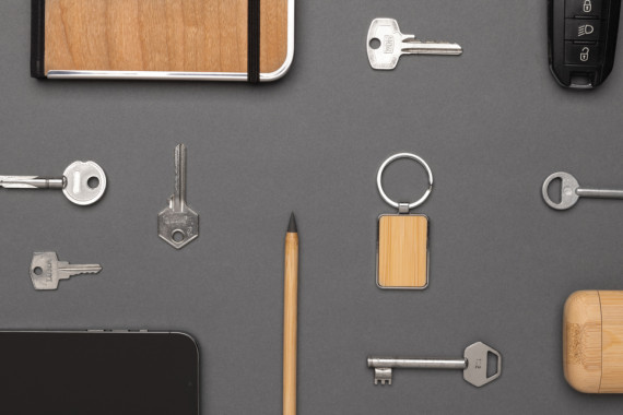 Hranatá klíčenka z RCS recykl. slitiny zinku s bambusem