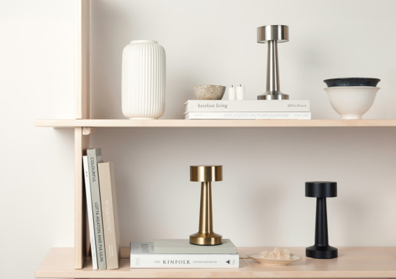 Stolní lampa VINGA Maris z RCS recykl. ABS