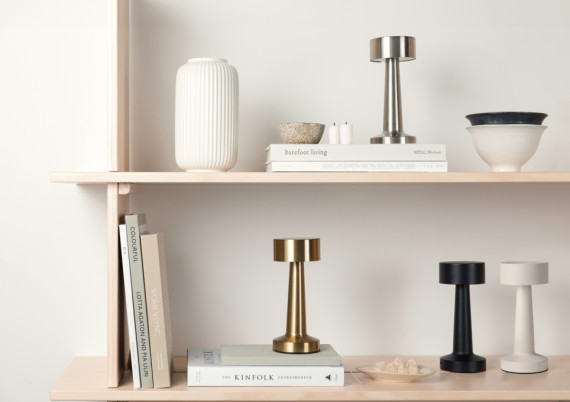 Stolní lampa VINGA Maris z RCS recykl. ABS