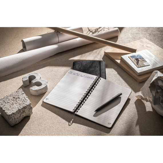 MISHIMA. Zápisník A5 s polotvrdým obalem z recyklované plsti (100% rPET) s kroužky a linkovanými stránkami