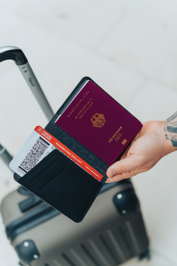 Cestovní peněženka s lokátorem Travelfinder z RCS polyesteru