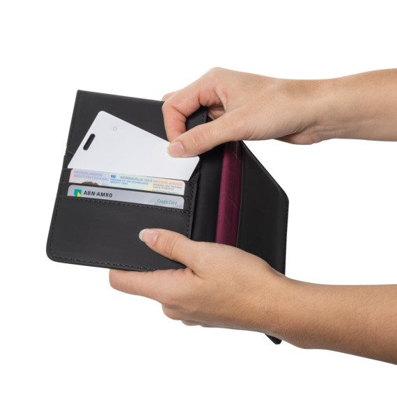 Ultratenká karta s nabíjecím lokátorem Findit z RCS plastu