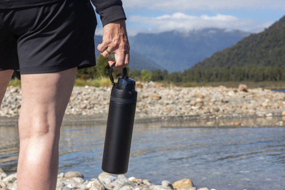 Uzavíratelná láhev Omni Sip 720ml z RCS recyklované oceli