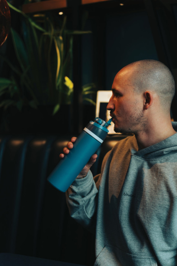 Uzavíratelná láhev Omni Sip 720ml z RCS recyklované oceli