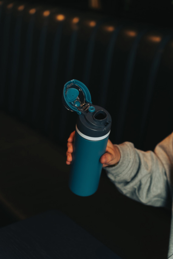 Uzavíratelná láhev Omni Sip 720ml z RCS recyklované oceli