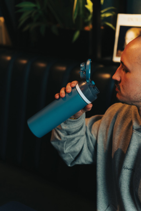 Uzavíratelná láhev Omni Sip 720ml z RCS recyklované oceli