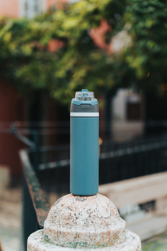 Uzavíratelná láhev Omni Sip 720ml z RCS recyklované oceli