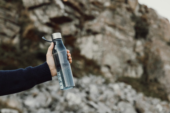 Lahev na vodu 800ml VINGA Lean z RCS RPET