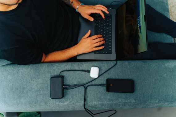 Urban Vitamin Eureka RCS recyklovaná 65W hybridní nabíječka