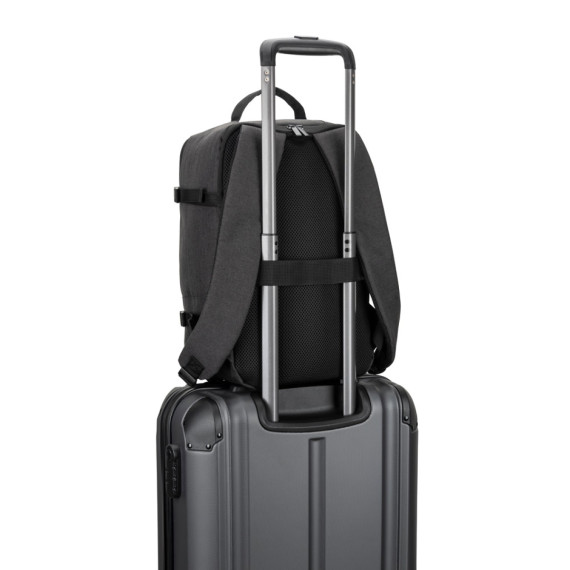 CIES. Batoh vyvinutý tak, aby splňoval rozměry požadované leteckými společnostmi, z recyklovaného polyesteru vysoké hustoty 600D