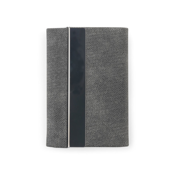 VAUGHN. Sada se skládá z pouzdra na karty a klíčenky, obojí z kovu a recyklovaného polyesteru (30 % rPET)