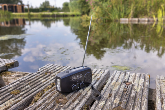 Nouzové rádio RescueWave RCS z recyklovaného plastu