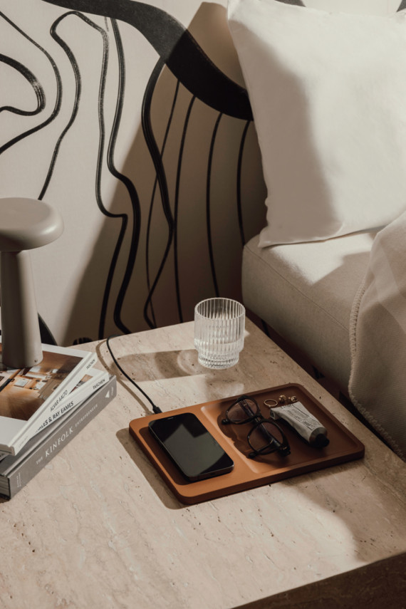 Stolní bezdrátová nabíječka a organizér VINGA Timo z RCS