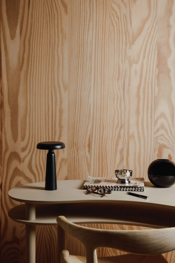 Stolní lampa VINGA Avery z RCS