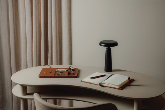 Stolní lampa VINGA Avery z RCS