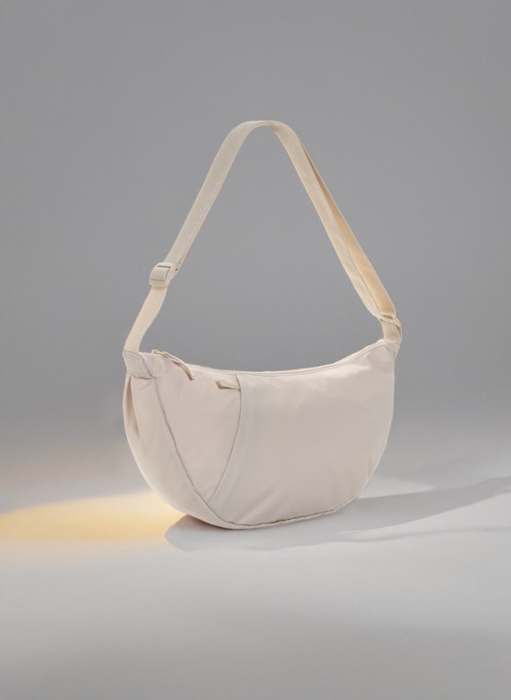 Crossbody Crescent XL z RPET AWARE™  ve tvaru půlměsíce